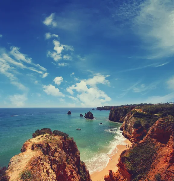 Praia rochosa ao pôr-do-sol, Lagos, Portugal.Viagens e negócios — Fotografia de Stock