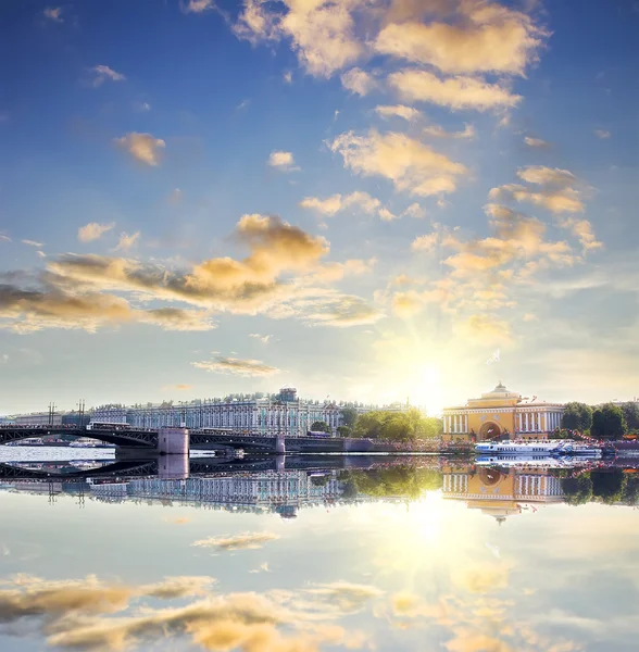 St. Petersburg riverscape při západu slunce. Cestovní pozadí — Stock fotografie