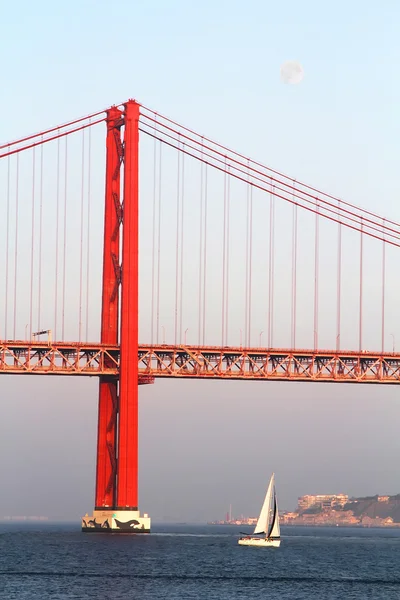Piros híd a naplementekor. absztrakt üzleti koncepció. Vintage stílusú utazási koncepció — Stock Fotó