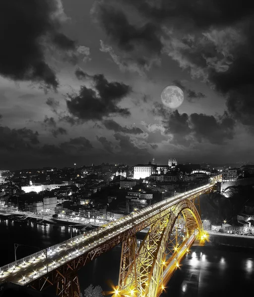 Luna llena Puente Dorado sobre un fondo monocromático, vista nocturna del puente Dom Luiz capturado en un obturador lento, Oporto, Portugal. Imagen vintage — Foto de Stock