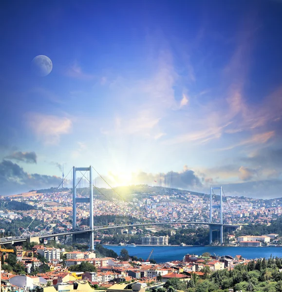 Brug over de Bosporus bij zonsondergang. Reis- en concept — Stockfoto