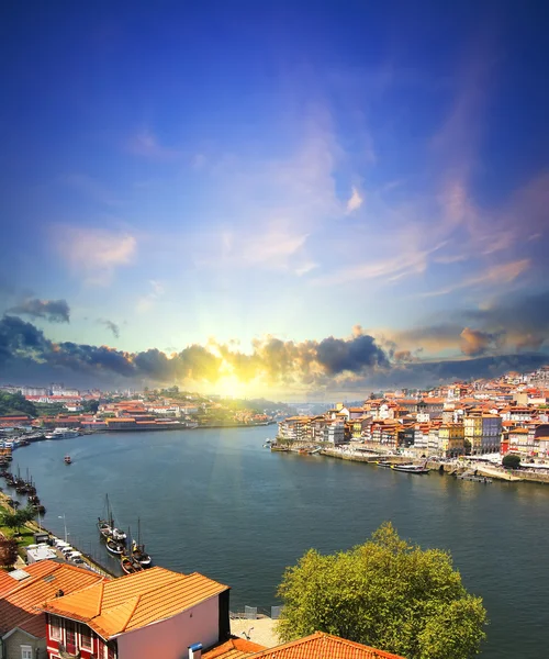 Weergave van de Douro rivier en Dom Luiz brug Porto Portugal — Stockfoto