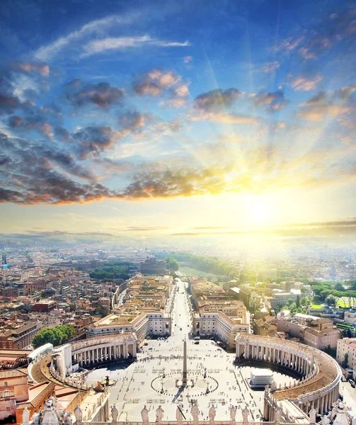 Vue aérienne de la place Saint-Pierre et de Rome au lever du soleil depuis la cathédrale Saint-Pierre, Vatican, Italie. Concept de voyage — Photo