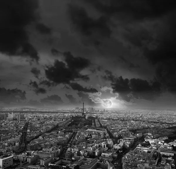 Maan opkomst in Parijs — Stockfoto