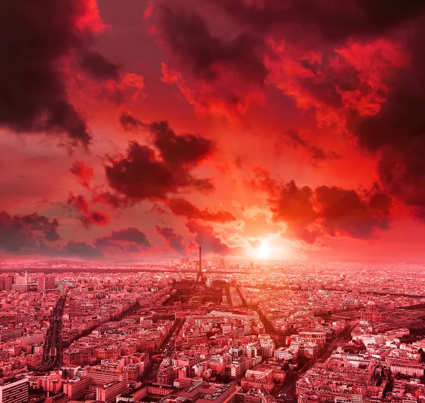 Rode zonsopgang. Luchtfoto uitzicht van Parijs skyline en de Eiffeltoren, Frankrijk — Stockfoto