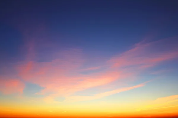 Himmel mit rosa Wolken bei Sonnenaufgang . — Stockfoto