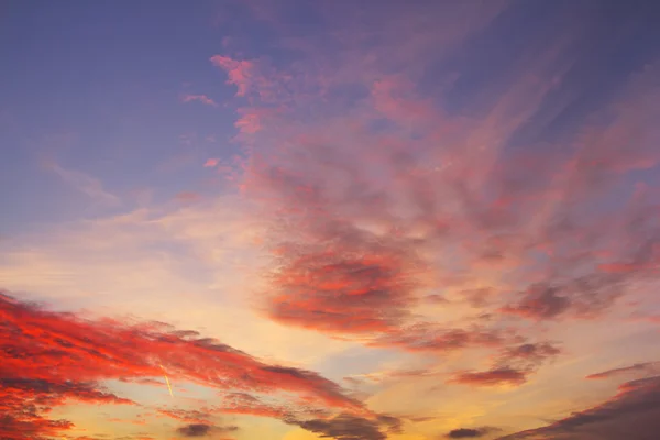 Cielo nublado con nubes rosadas al amanecer  . —  Fotos de Stock