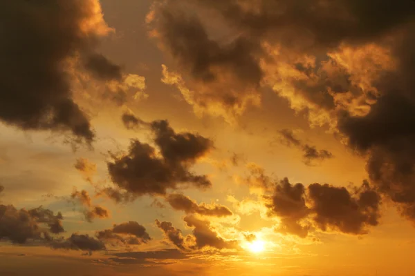 Céu cloudskape com nuvens ao nascer do sol  . Imagem De Stock