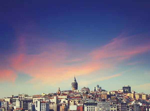 Galata-torony, napnyugtakor. Istanbul, Törökország — Stock Fotó