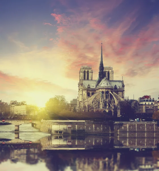 Закат в Париже, Франция. Винтажный стиль путешествия фон — стоковое фото