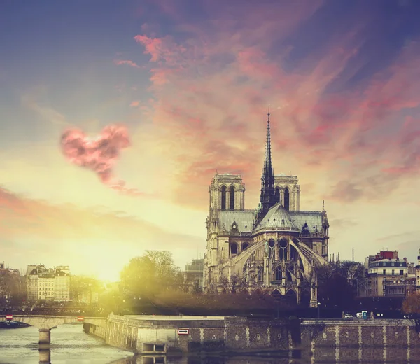 Notre Dame al tramonto a Parigi, Francia con nuvole a forma di cuore Immagine Stock