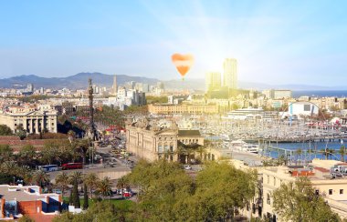 Gün batımında Barcelona, İspanya'nın havadan görünümü