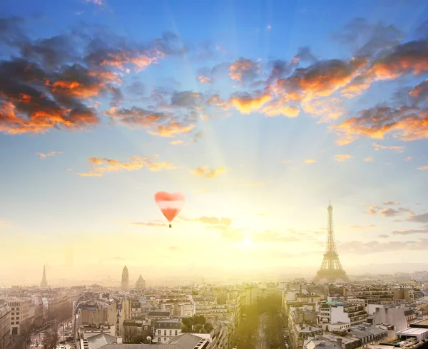 Vista aérea da paisagem urbana de Paris com torre Eiffel ao pôr do sol Fotografias De Stock Royalty-Free