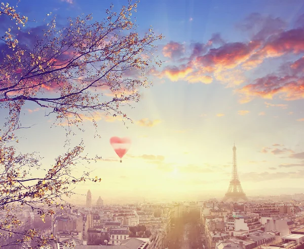 Vista aérea del paisaje urbano de París con torre Eiffel al atardecer con globo rojo en forma de corazón. Imagen de color vintage. Concepto de negocios, amor y viajes — Foto de Stock