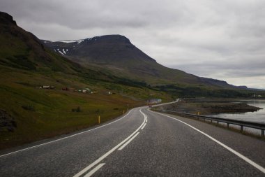 Dağda dalgalanan İzlanda bayrağı