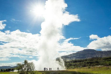 İzlanda 'da Strokkur Gayzerinin Patlaması