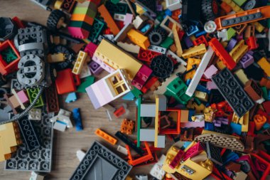 Lego tuğlaları arka planda. Bir sürü renkli gökkuşağı oyuncağı tuğla arka planda. Çocuklar için eğitici bir oyuncak.
