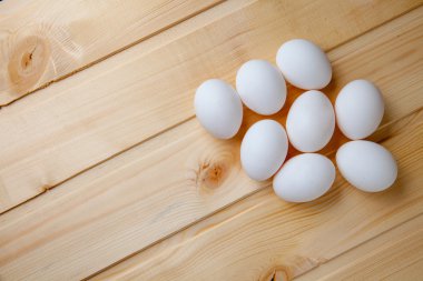 Ahşap bir arka plan üzerinde beyaz yumurta