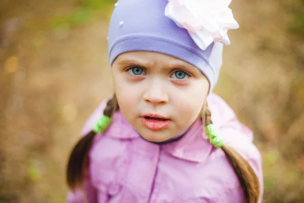 Gyönyörű kis lány álló szabadban — Stock Fotó