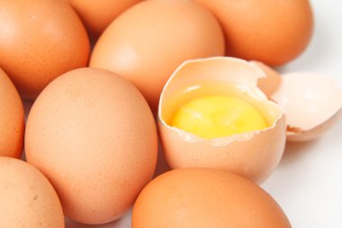 Beyaz arkaplanda izole yumurtalar