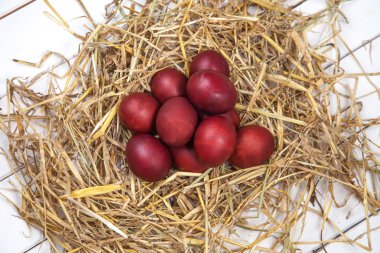 Rustik ahşap arka plan üzerinde hasır bir yuvadaki yumurta. Mutlu Paskalya