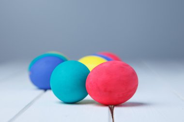 Beyaz masa renk yumurtalar. Mutlu Paskalya