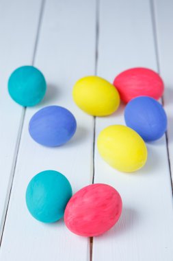 Paskalya yumurtaları masanın üzerine rastgele. Mutlu Paskalya. 