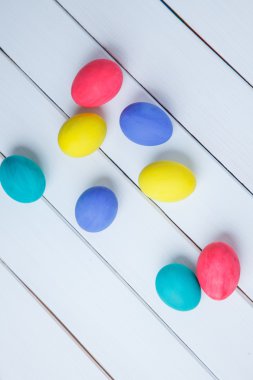 ahşap arka plan üzerinde renkli Paskalya yumurtaları