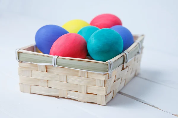 Huevos de Pascua en madera en cesta vintage —  Fotos de Stock