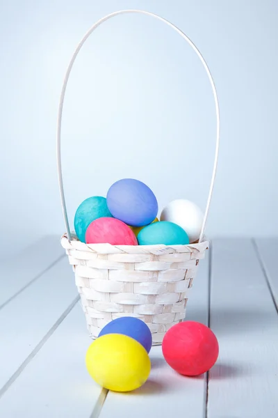 Huevos de Pascua en la cesta —  Fotos de Stock