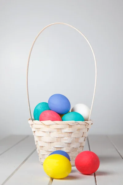 Huevos de Pascua en la cesta —  Fotos de Stock