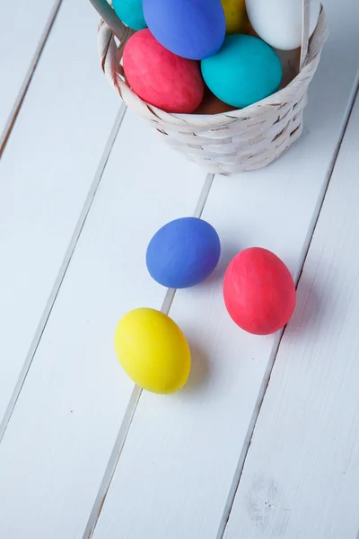 Huevos Pascua Sobre Fondo Madera Cesta —  Fotos de Stock