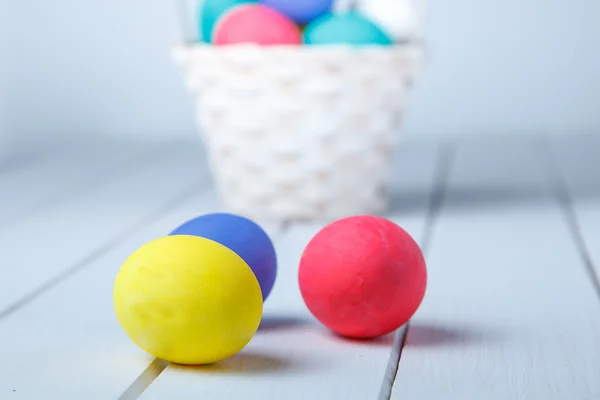 Primer plano de huevos de Pascua de colores en la superficie de madera —  Fotos de Stock