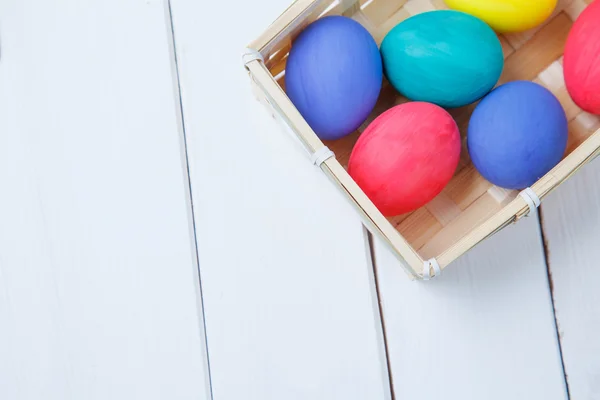 Oeufs de Pâques pastel et colorés dans le panier. heureux Pâques — Photo