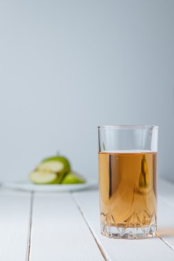 Elma suyu ve ahşap üzerine taze meyve