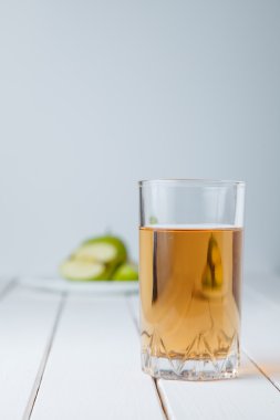 Elma suyu ve elma ahşap masa üzerinde. Doğa elma