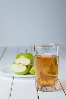 Yeşil elma ve bardak taze elma suyu kesmek 