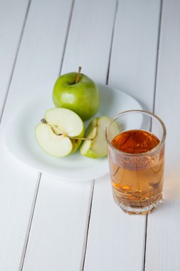 meyve ve meyve suyu ahşap bir masa üzerinde