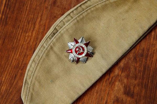 Ordre de la guerre patriotique à Saint-Pétersbourg sur la casquette d'un soldat — Photo