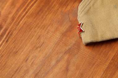 Askerin yem cap kırmızı yıldızla. 9 Mayıs Zafer Bayramı