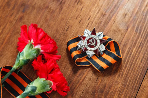 Vatanseverlik Savaşı 1. sınıf ve iki kırmızı karanfiller sırasını. Natürmort zafer günü için özel. 9 Mayıs.