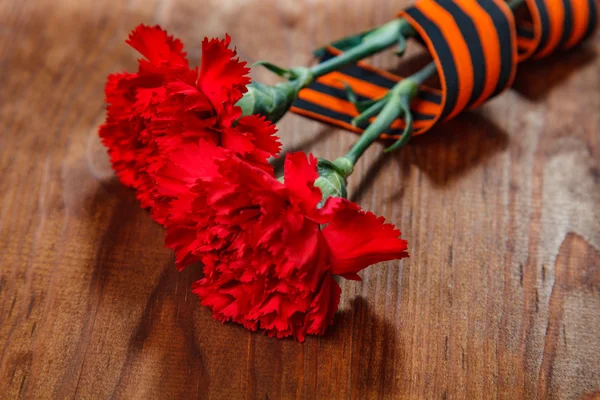 Saint George şerit üzerinde tablo ile bağlı iki kırmızı karanfil