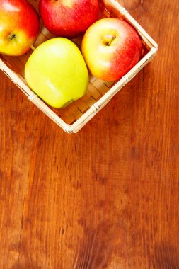 Olgun elma ahşap bir masa üzerinde. Metin için özgür yer. Üstten Görünüm