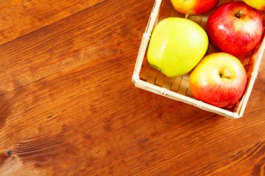 Ahşap bir masaya. Metin için özgür yer. Üstten Görünüm