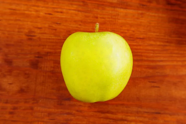 Ώριμα Πράσινα Μήλα Φόντο Ξύλινη — Φωτογραφία Αρχείου