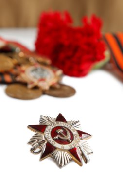 Askeri kap sırasını büyük Vatanseverlik Savaşı, kırmızı çiçekler, Saint George şerit izole. açıklayıcı yazı işleri. vertikal vurdu