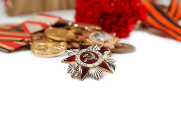 Askeri kap sırasını büyük Vatanseverlik Savaşı, kırmızı çiçekler, Saint George şerit izole. açıklayıcı yazı işleri. 