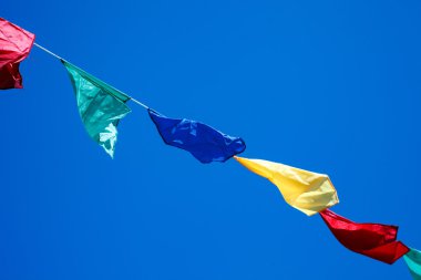 Çok renkli üçgen bayraklar bir açık kutlama partisinde gökyüzünde asılı.