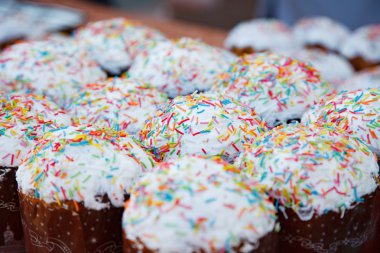 çok Paskalya kek çok renkli toz ile dekore edilmiştir.