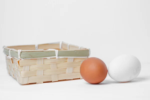 Świeżych surowców Grupa jaj na stary stół — Zdjęcie stockowe